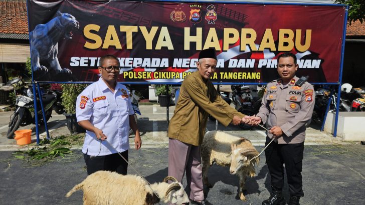 Sambut Hari Raya Idul Adha 1445H, Kapolsek Cikupa Serahkan Hewan Qurban Ke Tokoh Masyarakat