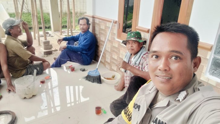 Upaya pendekatkan diri kepada masyarakat, Polsek Kresek kunjungi warga di Desa dalam rangka Program Polisi RW.