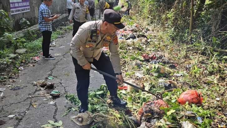Sambut HUT Bhayangkara Ke-78 Polsek Cikupa Bersama Warga Bersihkan TPS Liar
