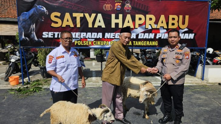 Sambut Hari Raya Idul Adha 1445H, Kapolsek Cikupa Serahkan Hewan Qurban Ke Tokoh Masyarakat