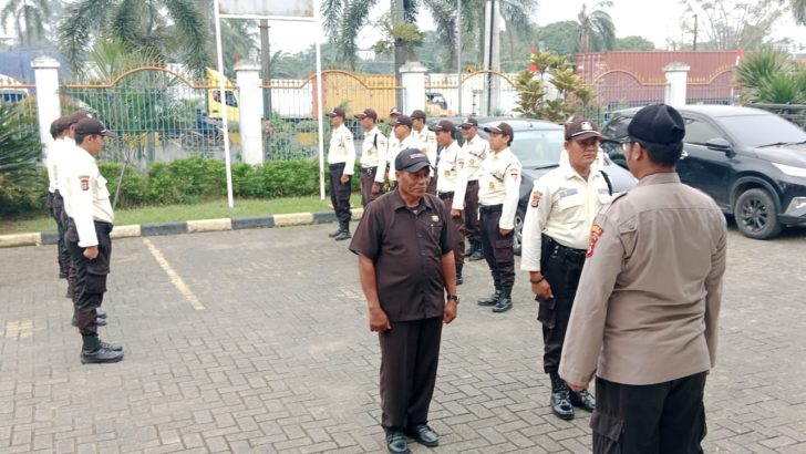 Personil Sat Pamobvit Polresta Tangerang mengambil Apel serah Terima di kawasan Cikupa Mas Tangerang