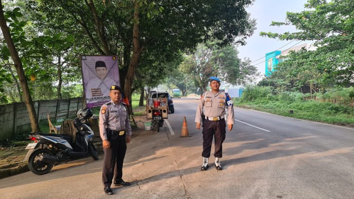 Anggota Sat Pam Obvit Melaksanakan Kegiatan Strong Point Pengaturan Lalu Lintas di Pagi hari