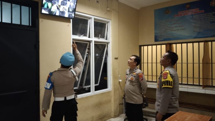 Wapawas Ipda Jaenudin Cek CCTV Sat Tahti Polresta Tangerang