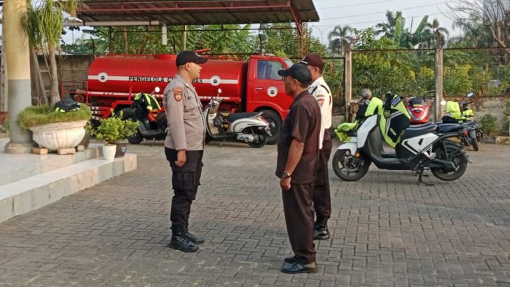 Anggota Sat Pambovit Polresta Tangerang memberikan arahan kepada security Kawasan Industri Cikupa Mas.