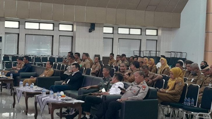 Anggota Sat Intelkam Polresta Tangerang monitoring Rapat Forum Koordinasi Pimpinan Daerah Kabupaten Tangerang (FORKOPIMDA) dengan tema Persiapan Tahapan Pendaftaran Bakai Calon dalam Pilkada 2024