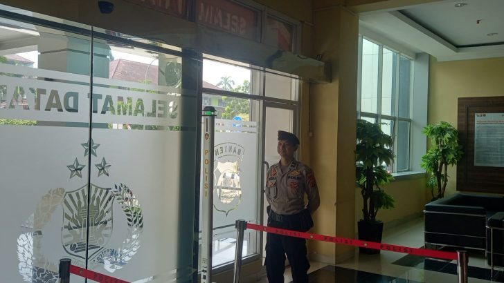 Personil  Sat Pamobvit Polresta Tangerang melaksanakan kegiatan Pengamanan Menggunakan Security Door dan Metal Detector Pada Mako Polresta Tangerang