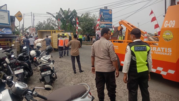 Personil Sat Pamobvit Polresta Tangerang melakukan evakuasi Laka Tunggal di daerah Pasir Gadung Kec.Cikupa Kab.Tangerang