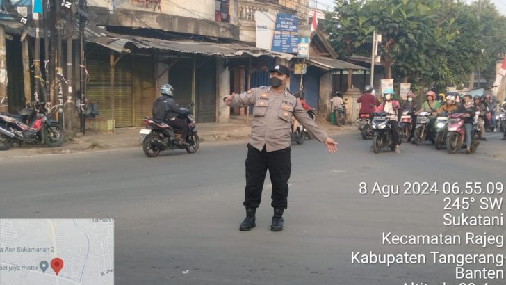 Personil polsek rajeg polresta tangerang melaksanakan kegiatan rutin strong point pengaturan arus lalu lintas