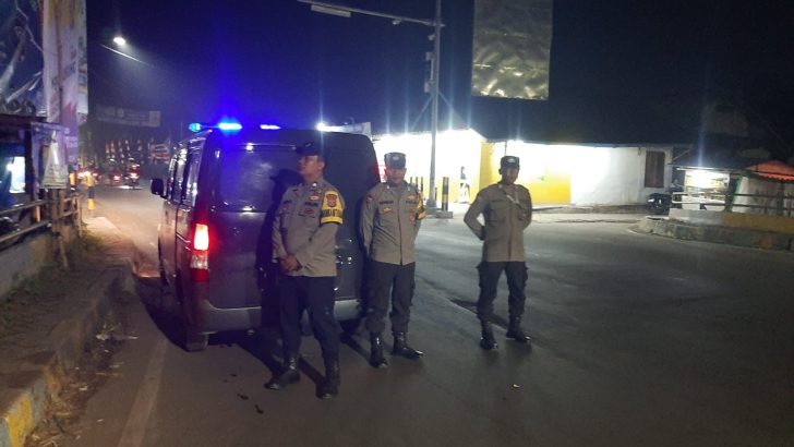 Piket fungsi polsek rajeg melaksanakan kegiatan rutin patroli mobile antisipasi gangguan kamtibmas
