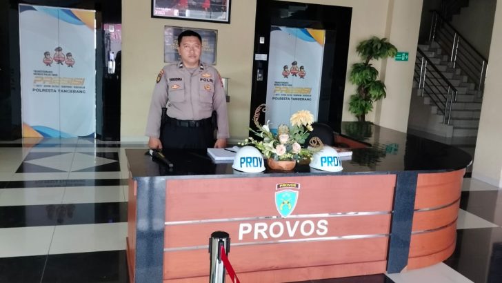 Personil Sat Pamobvit Polresta Tangerang melaksanakan kegiatan Pengamanan Menggunakan Security Door dan Metal Detector Pada Mako Polresta Tangerang