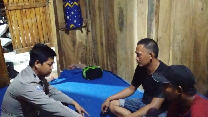 Menjaga Sinergitas dengan masyarakat, Bripka Dwi lakukan Patroli Mobile dan Dialogis