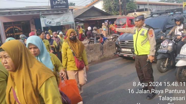 Dedikasi Polsek Cikupa dalam Menjaga Ketertiban Lalu Lintas: Kegiatan Sore Hari di Jalan Raya Serang