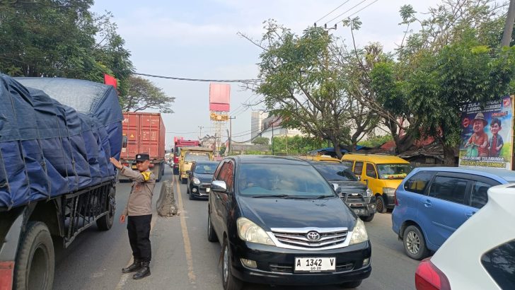 Dedikasi Polsek Cikupa dalam Menjaga Ketertiban Lalu Lintas: Kegiatan Sore Hari di Jalan Raya Serang