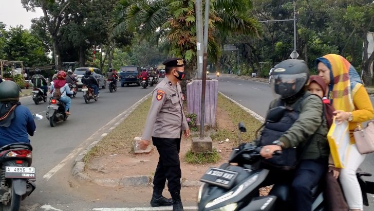 Anggota Sat Pam Obvit Melaksanakan Kegiatan Pengaturan Arus Lalu Lintas di Welcome park