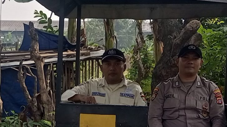 Anggota Sat Pambovit Polresta Tangerang memberikan himbauan dialogis kepada security Kawasan Industri Cikupa Mas.