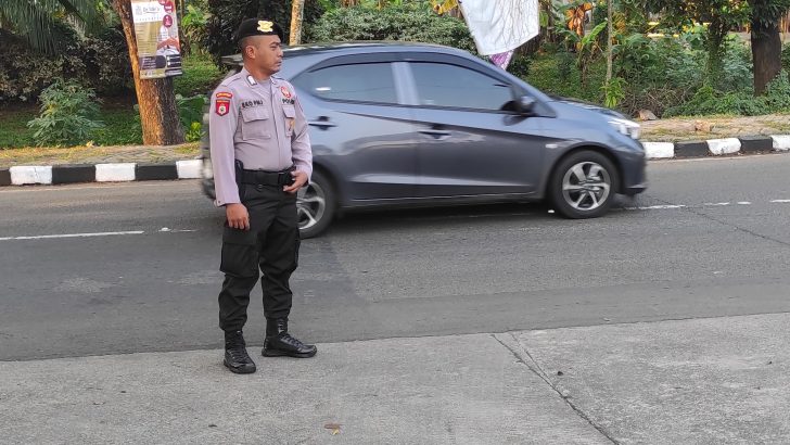 Anggota Sat Pam Obvit Melaksanakan Kegiatan Strong Point Pengaturan Lalu Lintas di Pagi hari