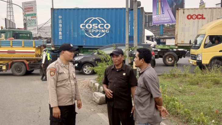 Anggota Sat Pamobvit Polresta Tangerang melaksanakan patroli dialogis dengan koordinator bus karyawan PT KMK Global yang ada di dalam Kawasan Industri Cikupa Mas.