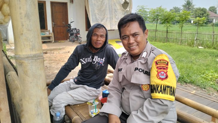 Bripka Dimas H kunjungi Tokoh Masyarakat di Desa guna menjalin Tali Silaturahmi dengan para Sesepuh