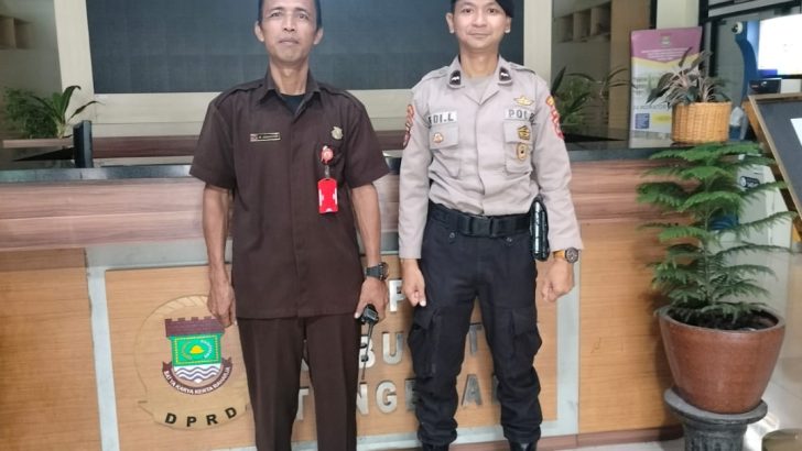 Personil Sat Pamobvit Polresta Tangerang melaksanakan kegiatan Patroli ke Kantor DPRD kab.tangerang