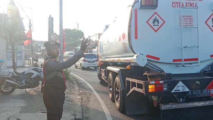 Di Pertigaan Cibadak Anggota Sat Samapta Polresta Tangerang Memberikan Pelayanan kepada masyarakat berupa pengaturan Lalu Lintas.