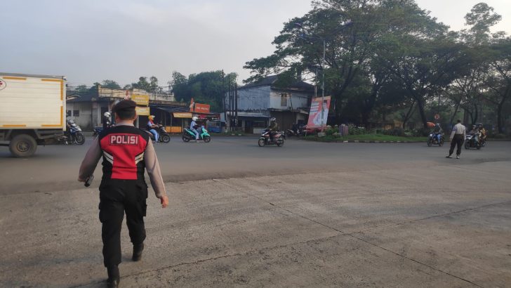 Anggota Sat Samapta Polresta Tangerang Memberikan Pelayanan kepada masyarakat berupa pengaturan Lalu Lintas di Depan Kawasan Millenium Industrial Etate.