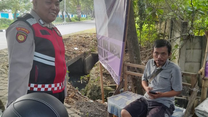 Melaksanakan Patroli Barcode disekitaran Takara Golf Tigaraksa , Anggota Turjawali Samapta memberikan pesan kamtibmas Kepada Masyarakat.