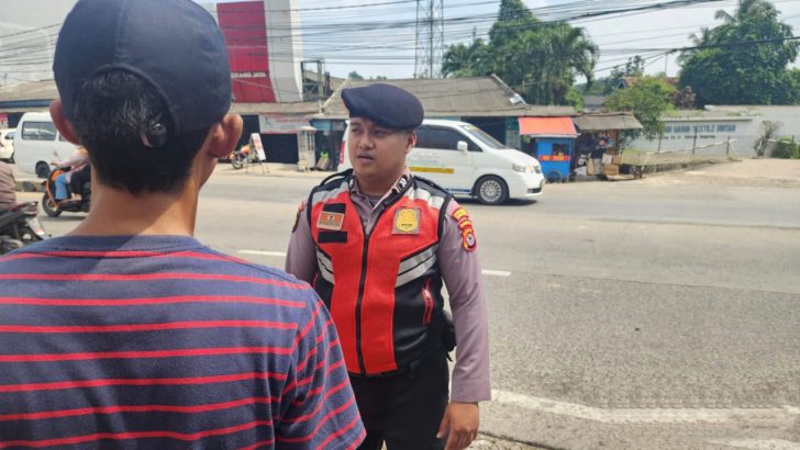 Di sekitaran Kawasan Kantor Bupati Tangerang Anggota Unit Turjawali Sat Samapta  melaksanakan Patroli Barcode memberikan pesan kamtibmas Kepada Masyarakat.