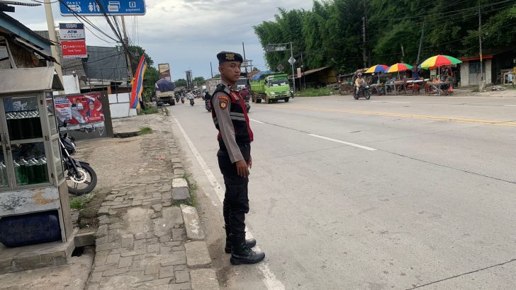 Memberikan Pelayanan kepada masyarakat berupa Pengaturan Lalulintas Di Depan PT. Tuntex Cikupa Anggota Sat Samapta Polresta Tangerang.