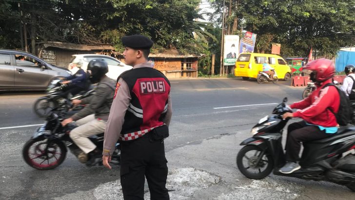 Anggota Turjawali Sat Samapta Polresta Tangerang Memberikan Pelayanan kepada masyarakat berupa pengaturan Lalulintas Di Pertigaan Welcome Park.