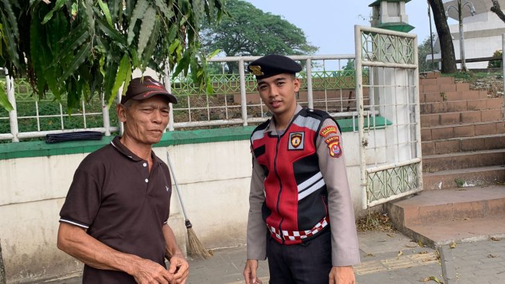 Melaksanakan Patroli Barcode di sekitaran SPBU Margasari, Anggota Turjawali SatSamapta memberikan pesan kamtibmas Kepada Masyarakat Memastikan situasi Aman.