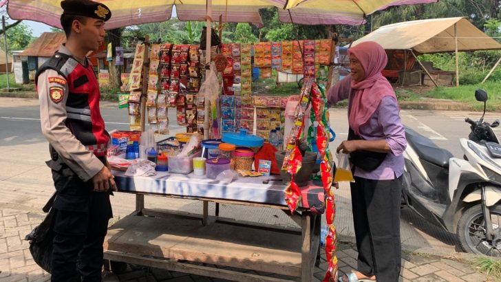 Mencegah terjadinya gangguan Kamtibmas Anggota Sat Samapta memberikan pesan kamtibmas saat Melaksanakan patroli Barcode di sekitaran Bank BJB Kantor Cabang Cikupa Kawidaran.