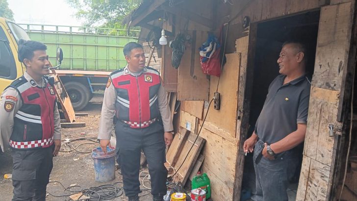 Memastikan Kamtibmas Aman, Anggota Sat Samapta melaksanakan Patroli Barcode di sekitaran Alfamart Kedaton dan memberikan pesan kamtibmas Kepada Masyarakat.