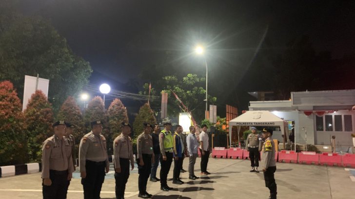Anggota Sat Samapta Polresta Tangerang melaksanakan kegiatan Apel Operasi Cipta Kondisi di Lapangan Apel Polres Kota Tangerang.