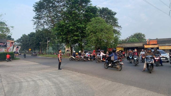 Anggota Sat Samapta Polresta Tangerang Memberikan Pelayanan kepada masyarakat berupa pengaturan Lalu Lintas di Depan Kawasan Millenium Industrial Etate.