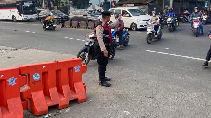 Anggota Turjawali Sat Samapta Polresta Tangerang Memberikan Pelayanan kepada masyarakat berupa pengaturan Lalulintas Di Pertigaan Welcome Park.