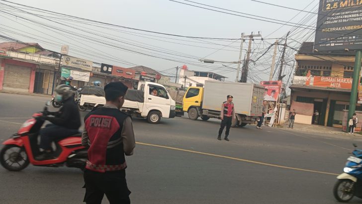 Di Pertigaan Cibadak Anggota Sat Samapta Polresta Tangerang Memberikan Pelayanan kepada masyarakat berupa pengaturan Lalu Lintas.