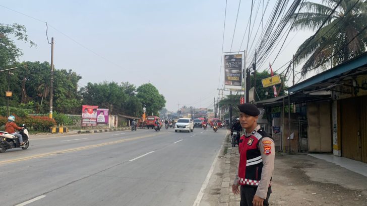 Memberikan Pelayanan kepada masyarakat berupa Pengaturan Lalulintas Di Depan PT. Tuntex Cikupa Anggota Sat Samapta Polresta Tangerang.