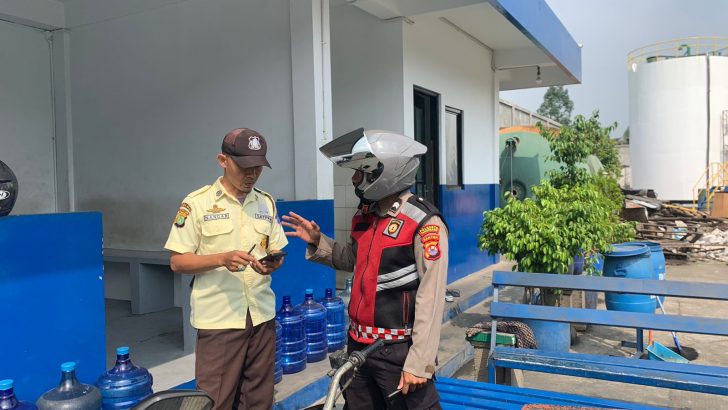 Mencegah terjadinya Kejahatan Anggota Sat Samapta memberikan pesan kamtibmas saat Melaksanakan patroli Barcode di sekitaran Bank BJB Kantor Cabang Cikupa Kawidaran.