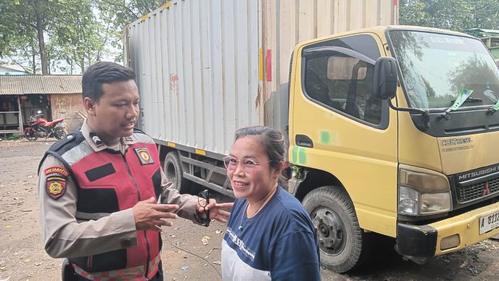 Memastikan Kamtibmas Aman, Anggota Sat Samapta melaksanakan Patroli Barcode di sekitaran Alfamart Kedaton memberikan pesan kamtibmas Kepada Masyarakat.