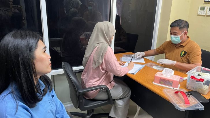 Polwan Sat Reskrim Dampingi Pengecekan Kesehatan Tersangka oleh Biddokes Polresta Tangerang