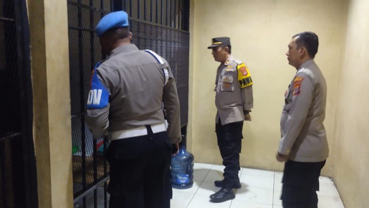 Anggota Sat Intelkam Polresta Tangerang Aipda Roni melakukan pengecekan dan kontrol tahanan serta ruang tahanan