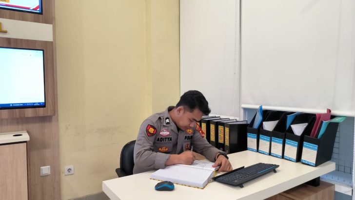 briptu adit melaksanakan piket omp
