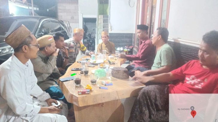 Polisi dan Warga Bersama-sama Tanam Pohon