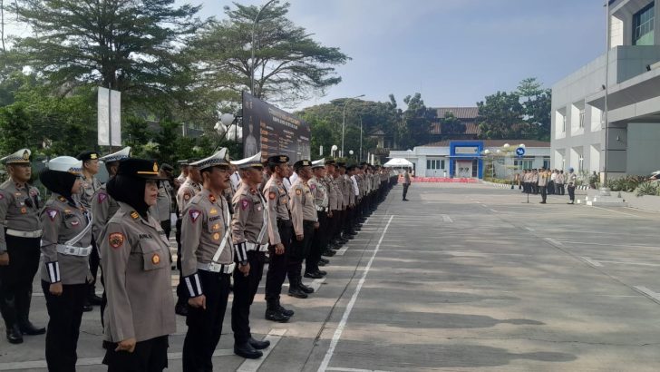 briptu adit melaksanaka apel