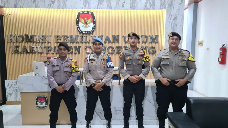 ANGGOTA SIPROPAM MELAKSANAKAN PENGECEKAN PERSONIL PAM KANTOR KPU KAB. TANGERANG