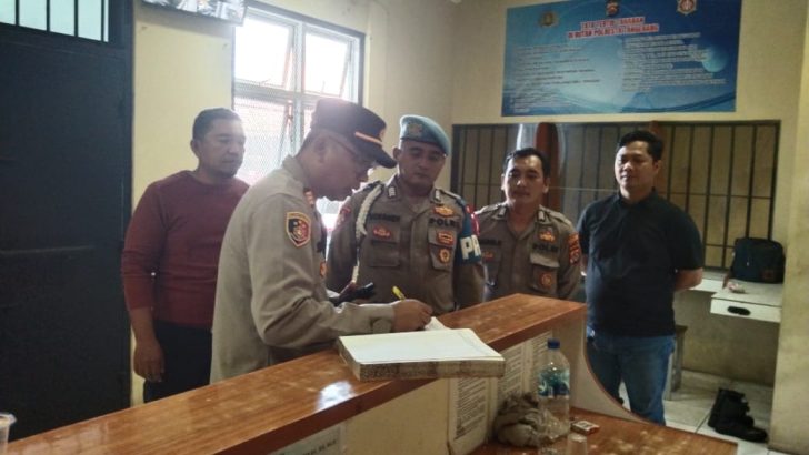 Cek buku mutasi petugas jaga ruang tahanan oleh Sipropam Polresta Tangerang