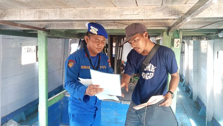 Guna tertib administrasi personil Bharaka Riski aji melakukan pemeriksaan dokumen kapal angkut barang dan penumpang.