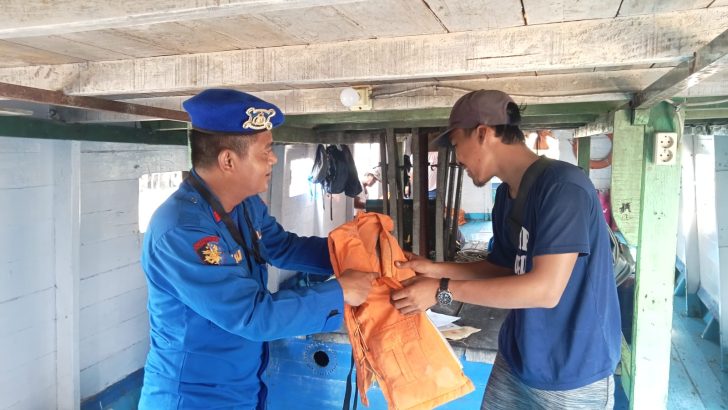 Lakukan pengecekan alat keselamatan lifejacket dikapal angkut barang dan penumpang.