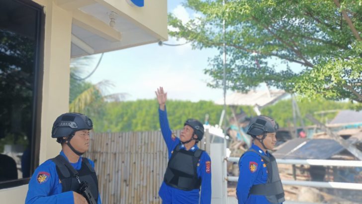 Ka jaga Bripka Sayoko melakukan pemeriksaan cctv Mako Satpolairud Polresta Tangerang.