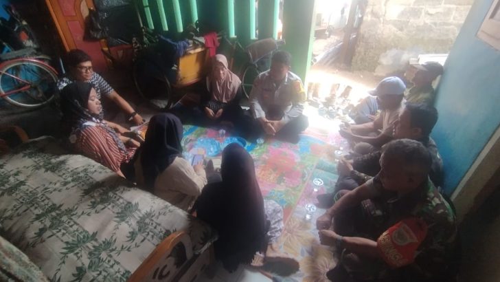 Sambang dan jalin silaturahmi dengan masyarakat binamas desa Mekarsari berikan edukasi Kamtibmas
